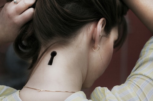 earring-hair-key hole-tattoo-neck